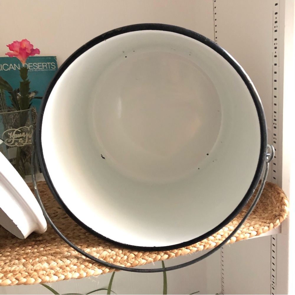 Vintage > Farmhouse White Enamel Stock Pot 8 qt - Picture 7 of 11